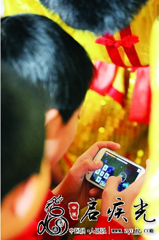 小学生痴迷收集电子游戏  启疾光