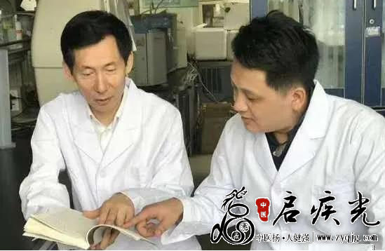 葛又文与北京中医药大学副校长王伟研究方剂文献  启疾光