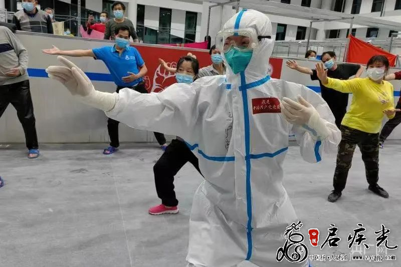 马守亮正在带患者练习八段锦（央广网发 安徽省中医院供图）.png